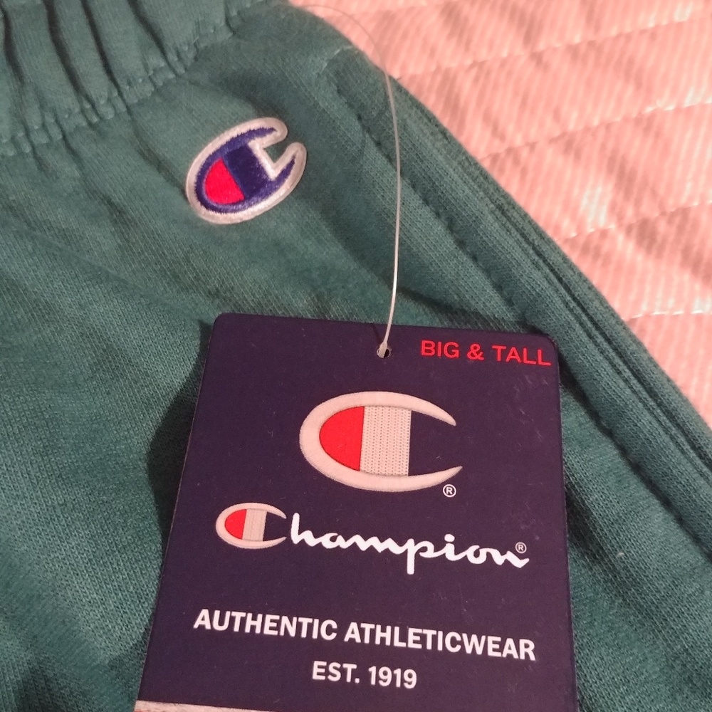 Champion Sweatshorts with side pockets!